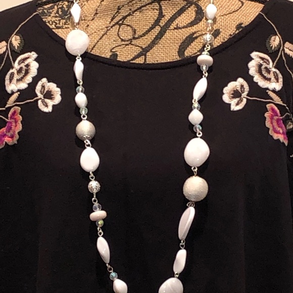 🌸 Lovely Simply Emma Top with New Necklace 🌸 - Picture 4 of 8